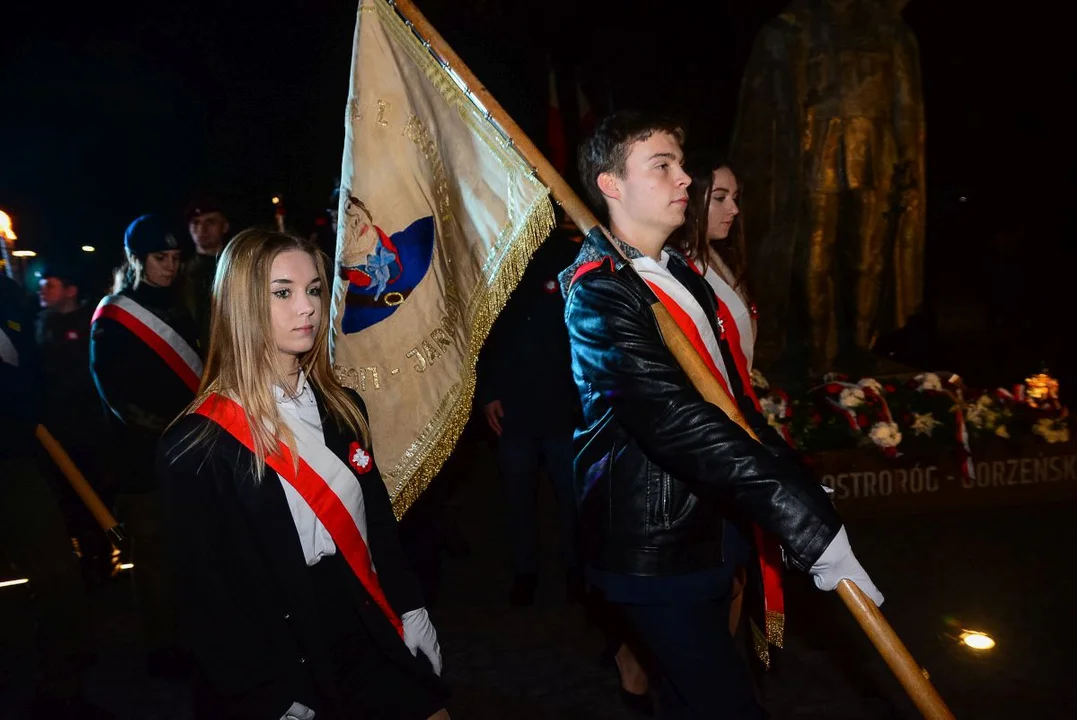 Obchody Święta Niepodległości w Jarocinie. Capstrzyk w parku mjr. Zbigniewa hr. Ostroroga-Gorzeńskiego