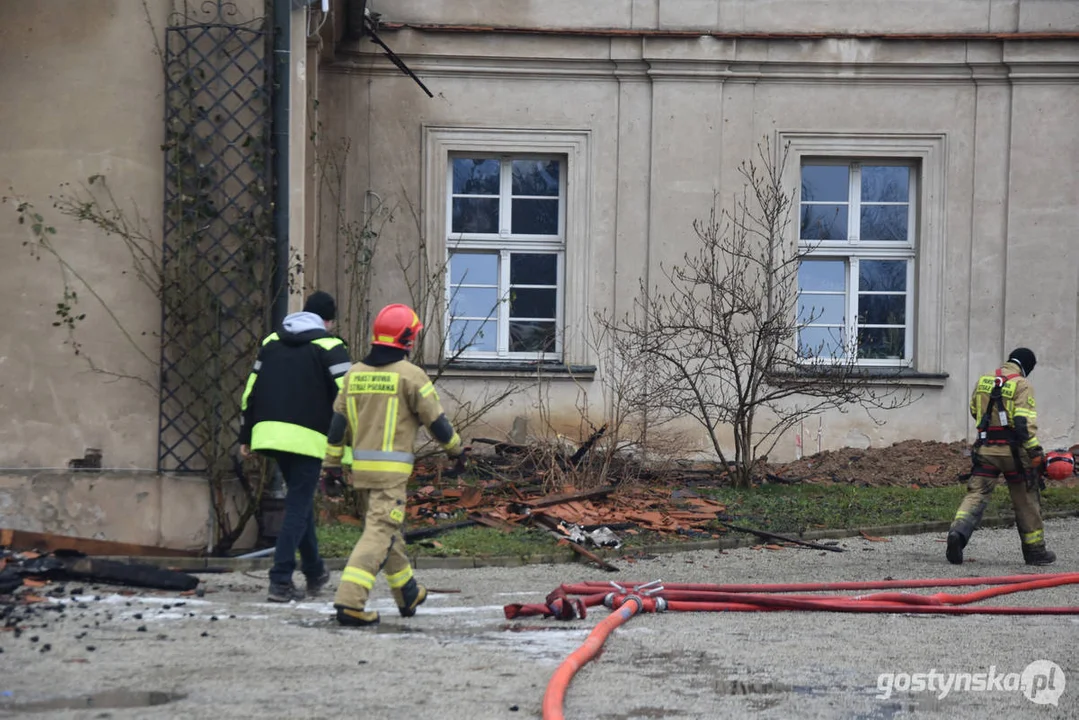 Pożar pałacu w Pępowie. Straż pożarna porządkuje pogorzelisko