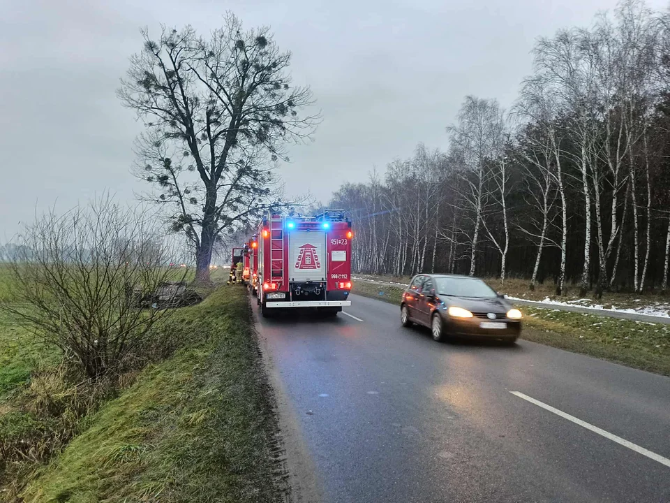 Dachowanie osobówki na drodze powiatowej. Służby w akcji