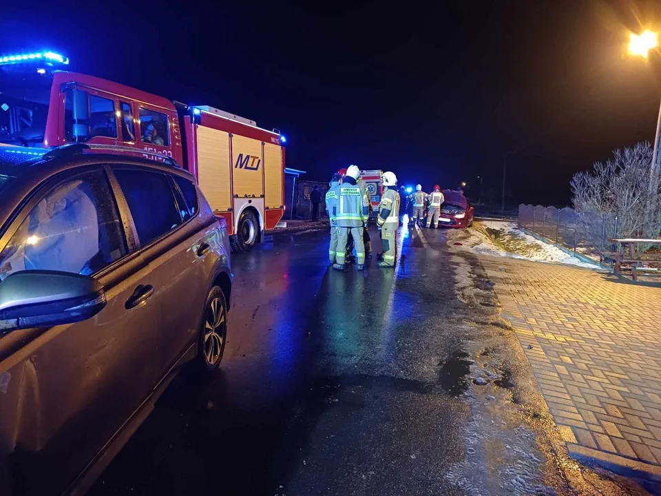 Jedna osoba trafiła do szpitala po zderzeniu dwóch aut w Dąbrowie (gm. Jarocin).