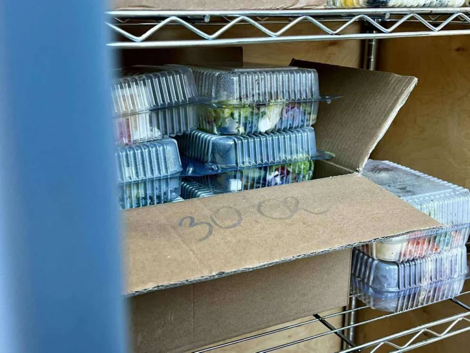 Wyjątkowy gest uczniów jarocińskiej „jedynki”. Po studniówce podzielili się z potrzebującymi [ZDJĘCIA] - Zdjęcie główne