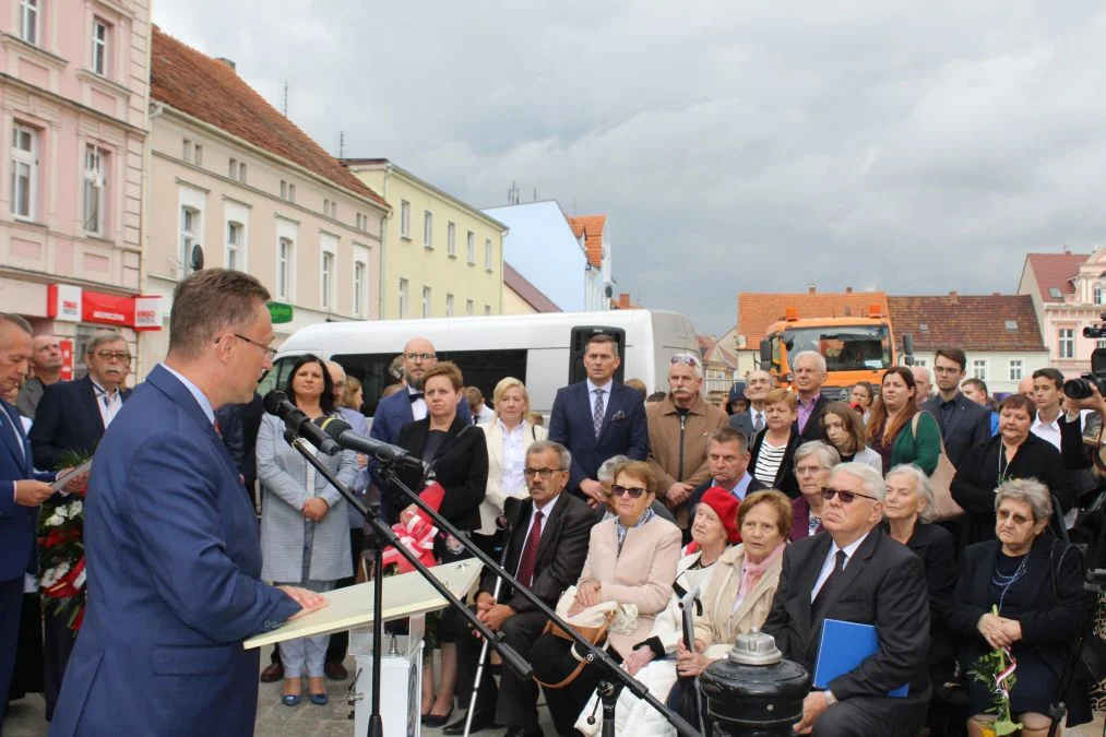 Jarocin. Odsłonięcie tablicy poświęconej kolporterom gazety konspiracyjnej "Dla Ciebie, Polsko" i koncert patriotyczny w JOK-u