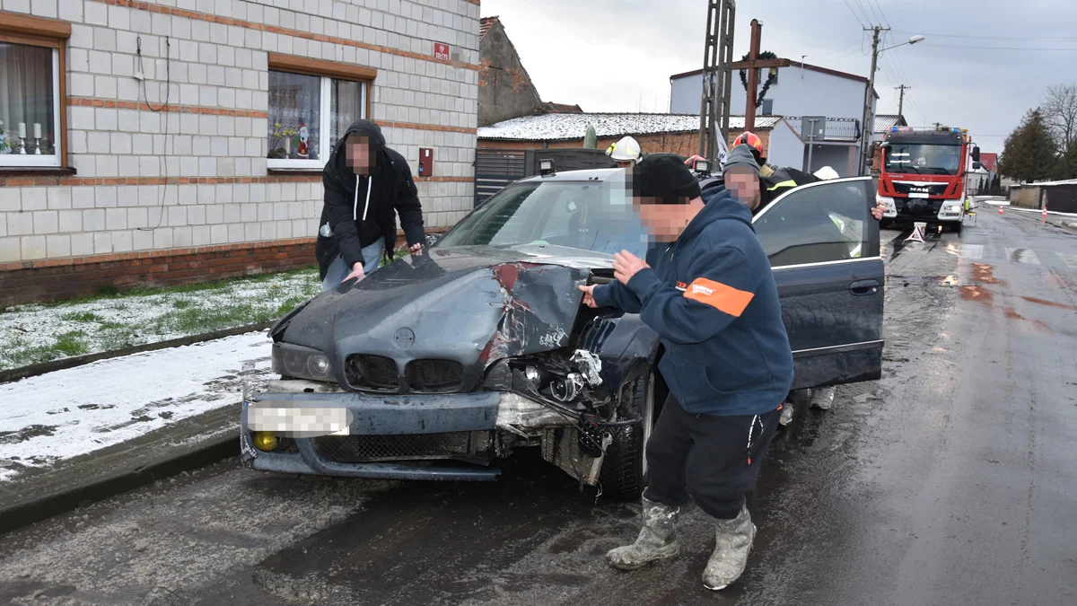 Nastolatek za kierownicą BMW w Drzewcach uderzył w betonowy słup energetyczny