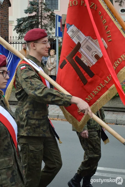 Przemarsz i uroczystości na cmentarzu w dniu 11 listopada w Krobi