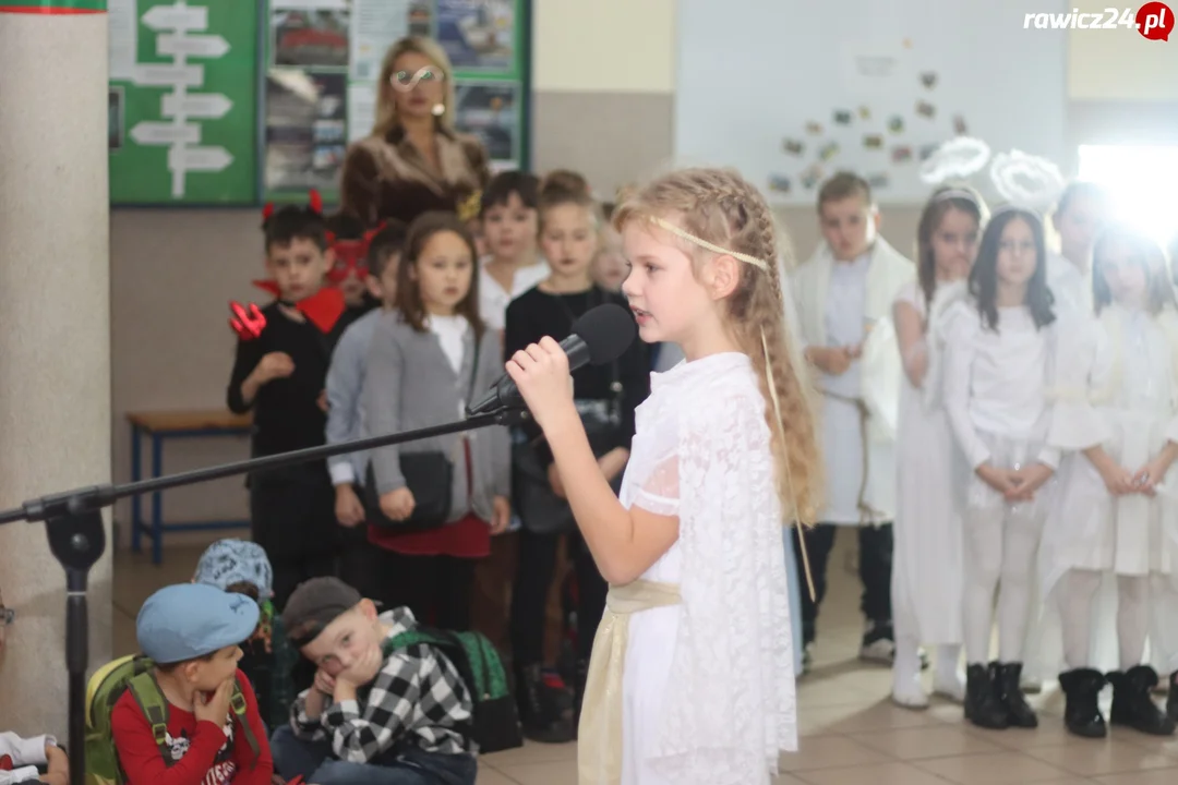 Jasełka, życzenia i poczęstunek w szkole w Sierakowie