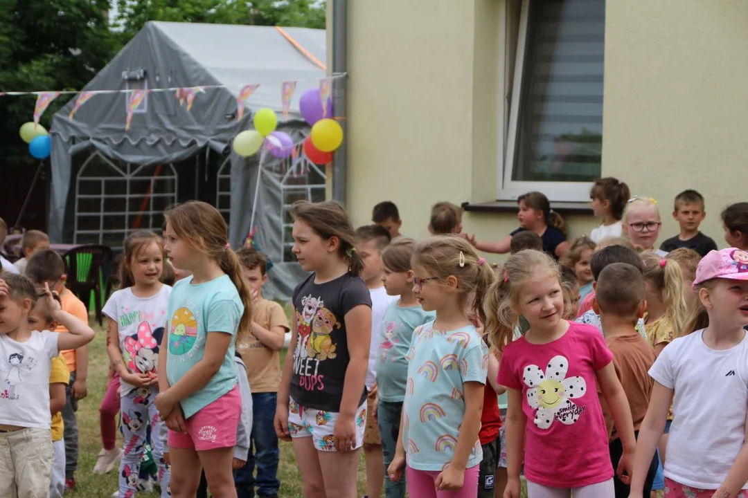 Przedszkolaki integrowały się z seniorami. Festyn na ulicy Zacisznej w Jarocinie