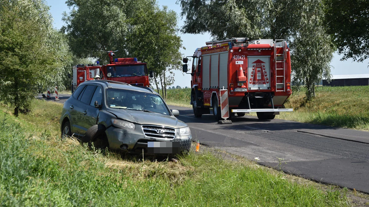  Wypadek w gminie Piaski. Osobówka w rowie, kierowca w szpitalu   - Zdjęcie główne