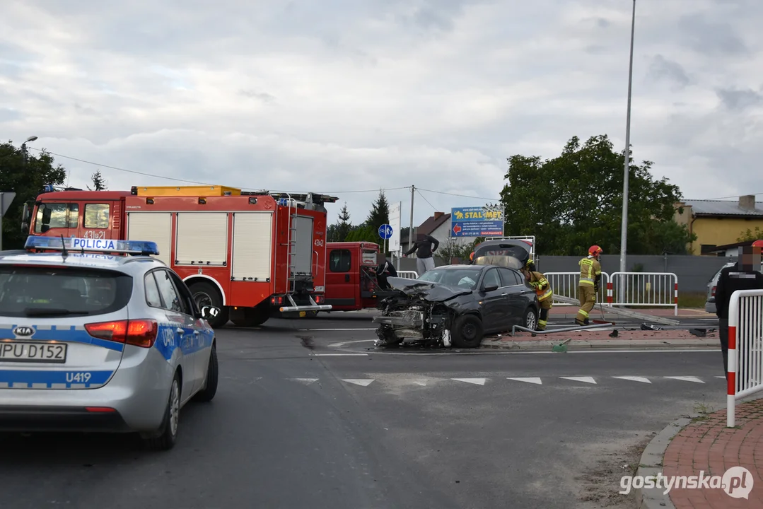 Zderzenie dwóch samochodów na skrzyżowaniu w Gostyniu