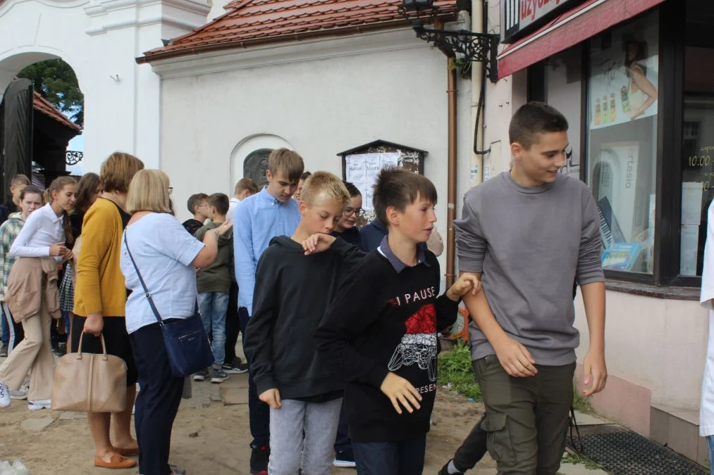 Jarocin. Odsłonięcie tablicy poświęconej kolporterom gazety konspiracyjnej "Dla Ciebie, Polsko" i koncert patriotyczny w JOK-u