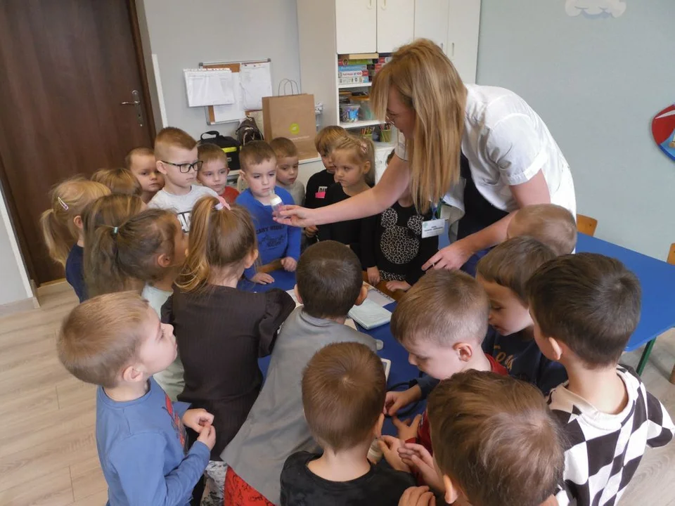 Dzieci z przedszkola "Słoneczne" w Pleszewie poznały zawód położnej