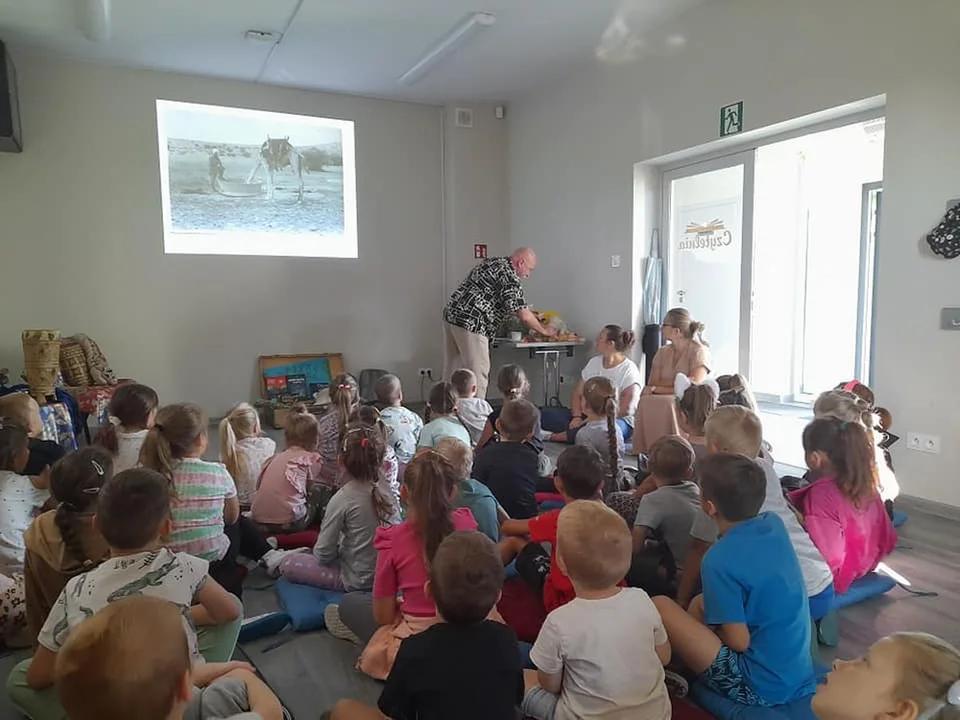 W podróży w Łukaszem Wierzbickim w jaraczewskiej bibliotece - Zdjęcie główne