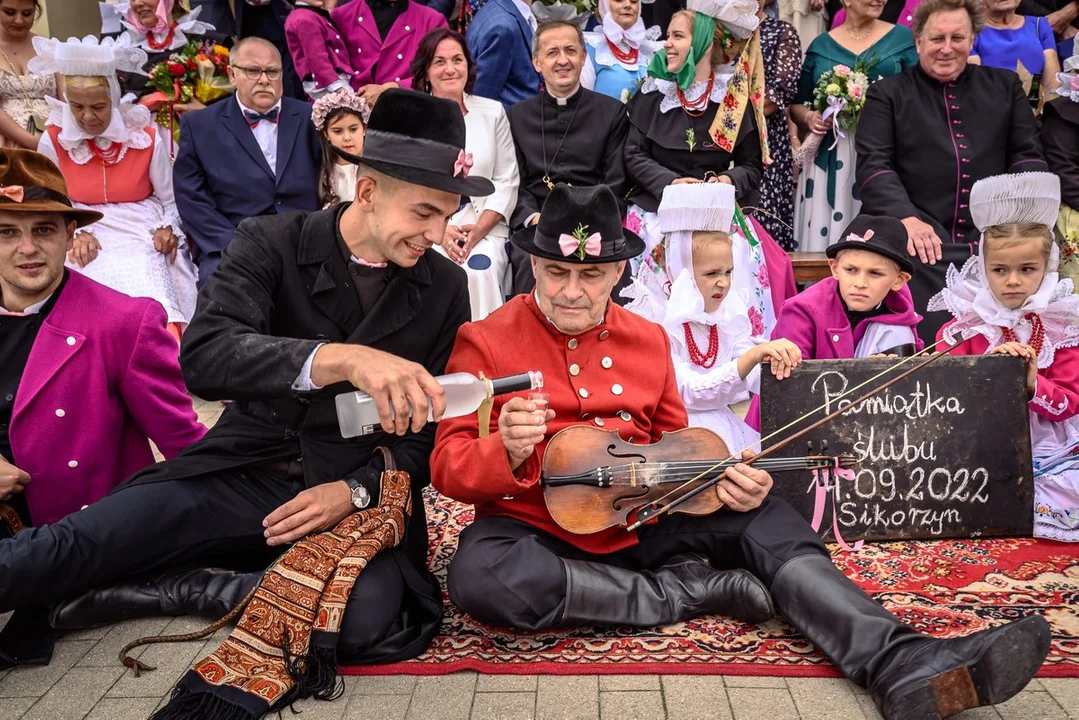 Wesele biskupiańskie Michała i Marty Chudych w Sikorzynie