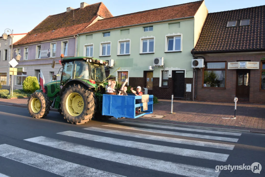 Dożynki 2024 w Skokowie rozpoczął korowód pojazdów rolniczych