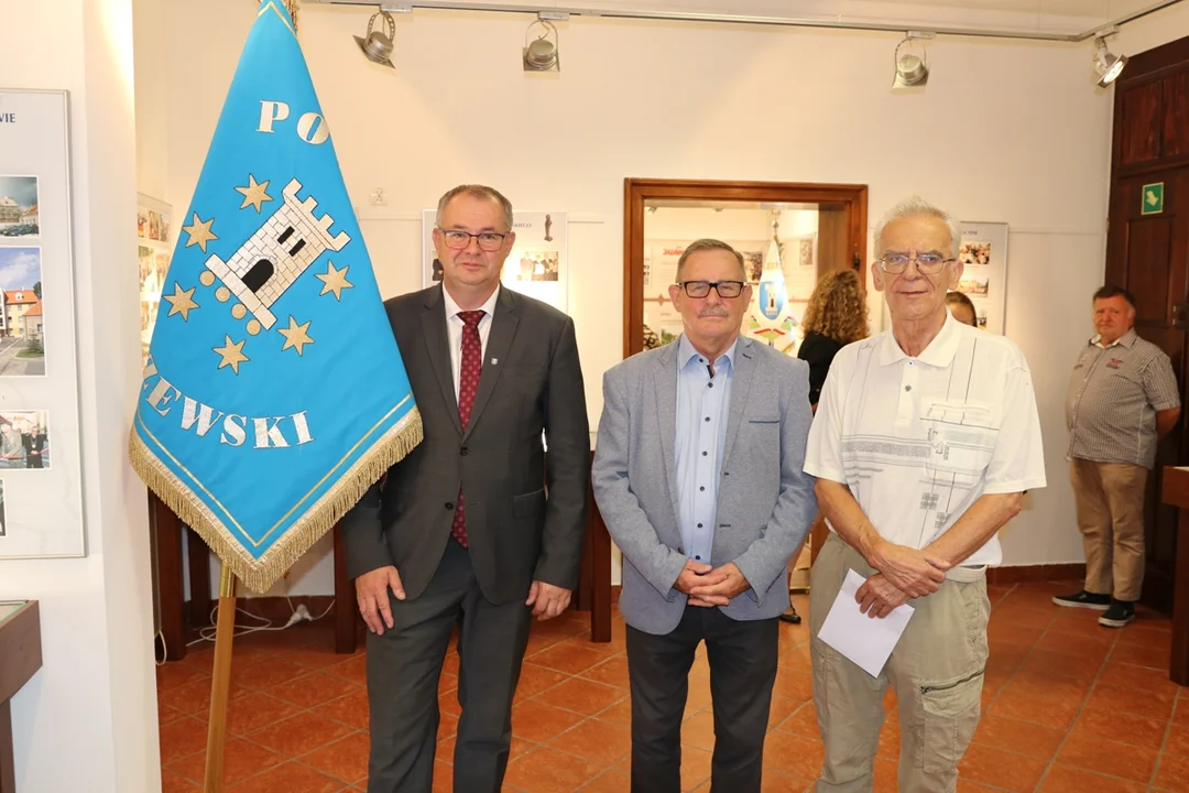 Wystawy jubileuszowe w Muzeum Regionalnym. "740 lat miasta Pleszewa" i "25 lat odrodzonego Powiatu Pleszewskiego"