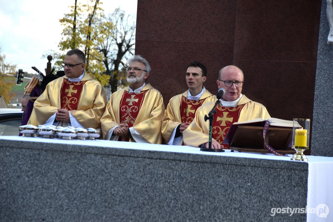 Wszystkich Świętych 2023 w Gostyniu. Znicze i kwiaty na nagrobkach - jak wyglądają cmentarze