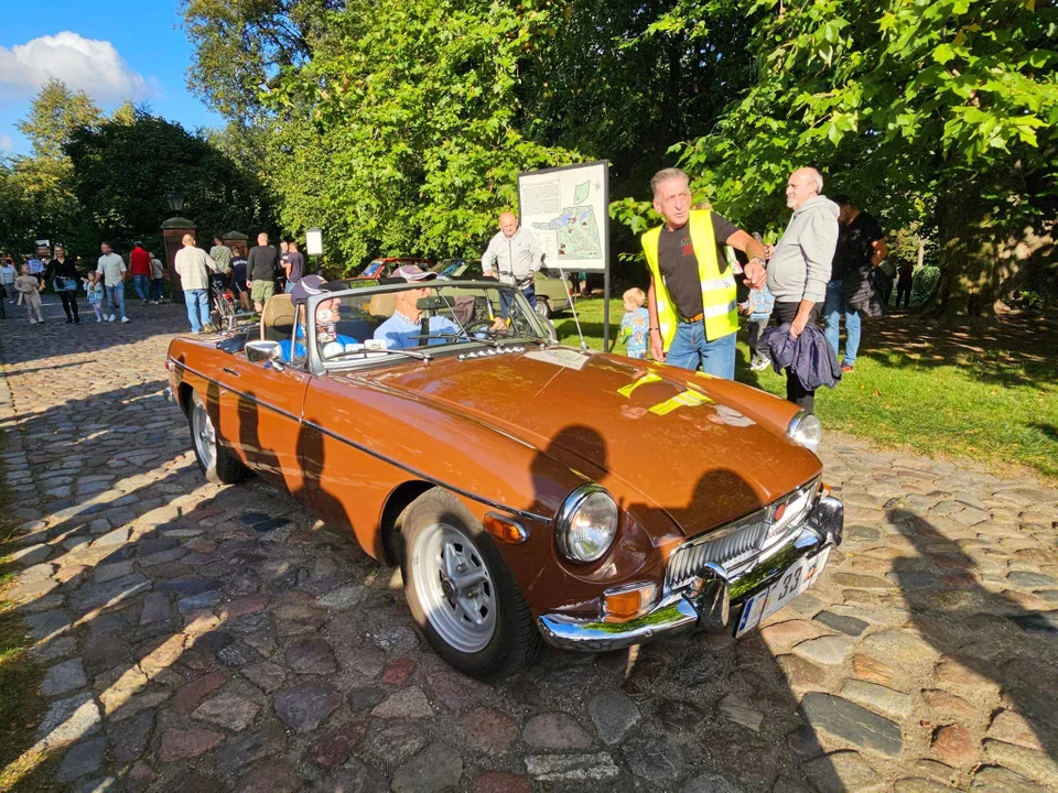 Rajd Pojazdów Zabytkowych. Automobile zawitały do Jarocina, Pleszewa i Dobrzycy [ZDJĘCIA] - Zdjęcie główne