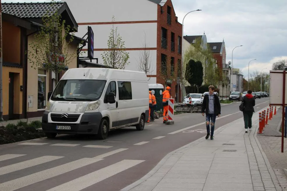 Ciężarówki rozjeżdżają nowe uliczki w centrum Jarocina (ul. Śródmiejska)