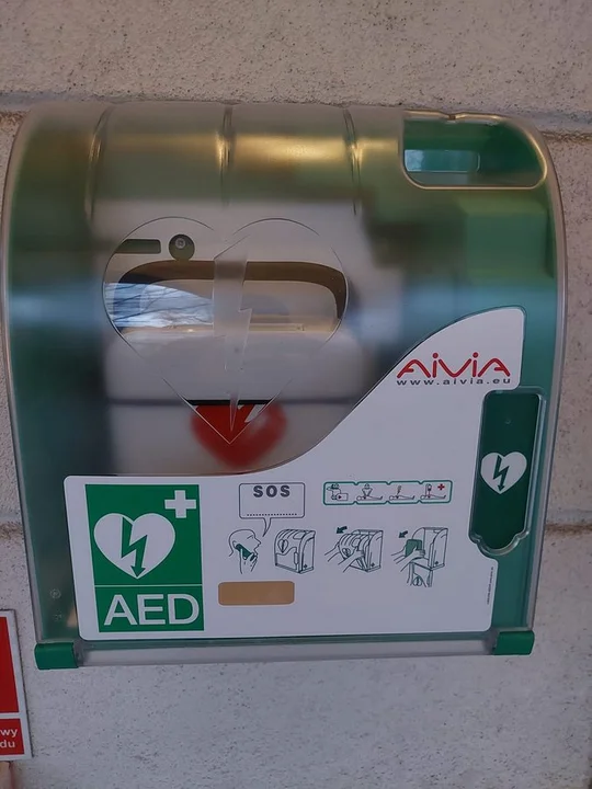 Na Wyspie Kasztelańskiej w Krobi zamontowano kolejny defibrylator AED