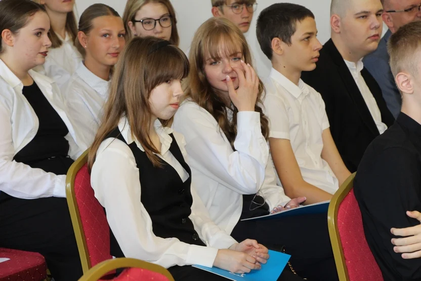 Absolwenci szkół podstawowych odebrali w Pleszewie listy gratulacyjne