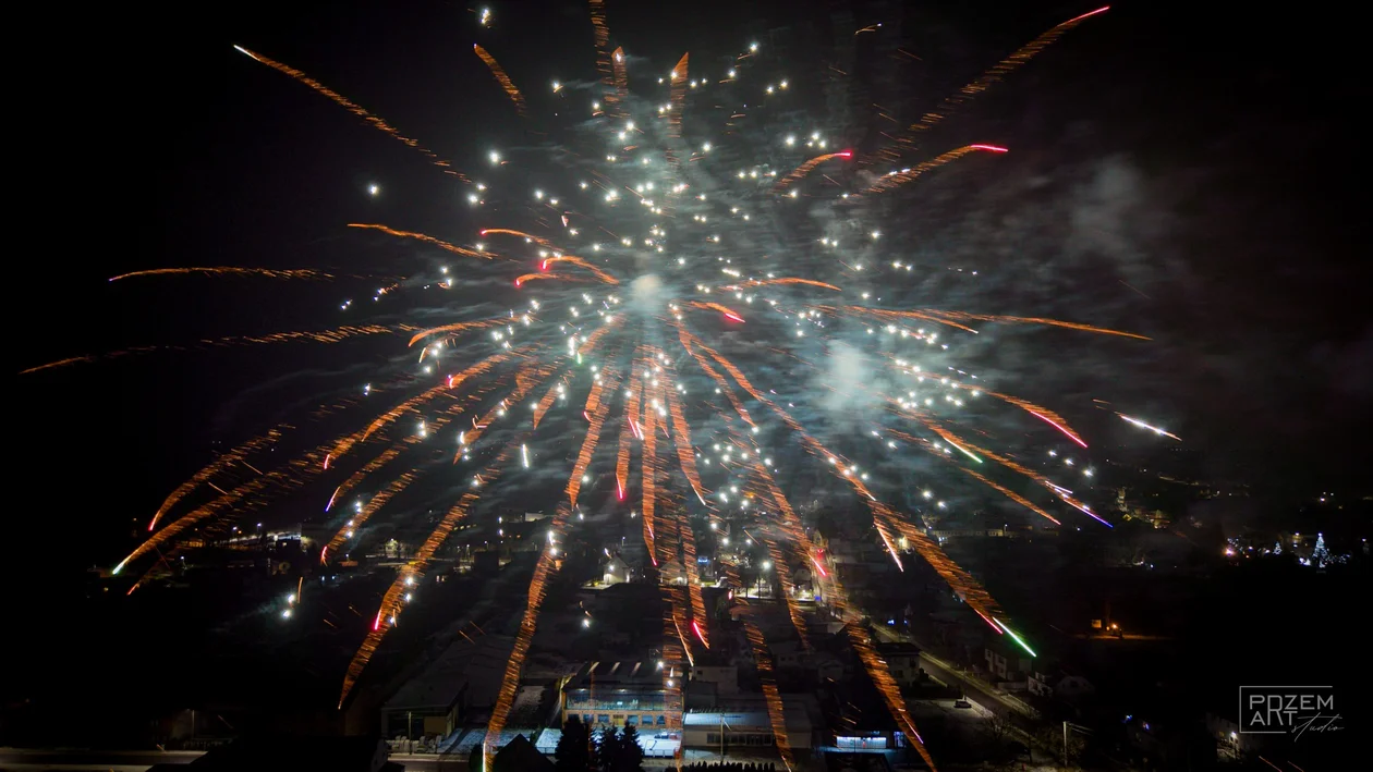 Mieszkańcy powiatu pleszewskiego powitali nowy rok. O północy niebo rozświetliły tysiące kolorowych fajerwerków - Zdjęcie główne