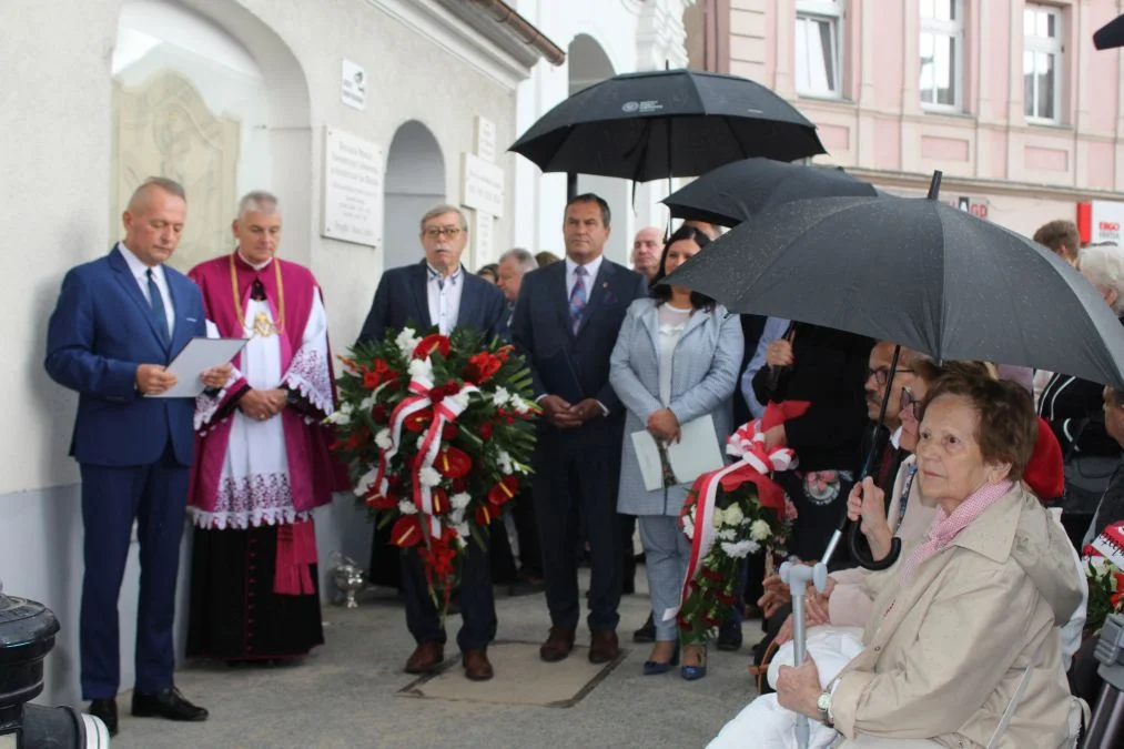 Jarocin. Odsłonięcie tablicy poświęconej kolporterom gazety konspiracyjnej "Dla Ciebie, Polsko" i koncert patriotyczny w JOK-u