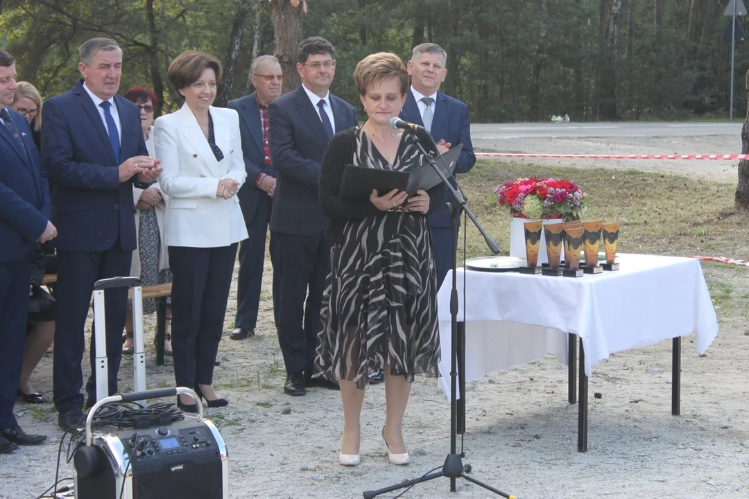 Minister Marlena Maląg otworzyła drogę Białobłoty-Orlina Duża. Towarzyszyli jej posłowie i samorządowcy