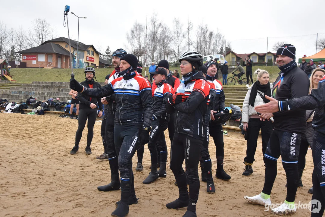 Klub Morsów "Niedźwiedź" Gostyń zorganizował dla WOŚP piknik na plaży jeziora cichowskiego