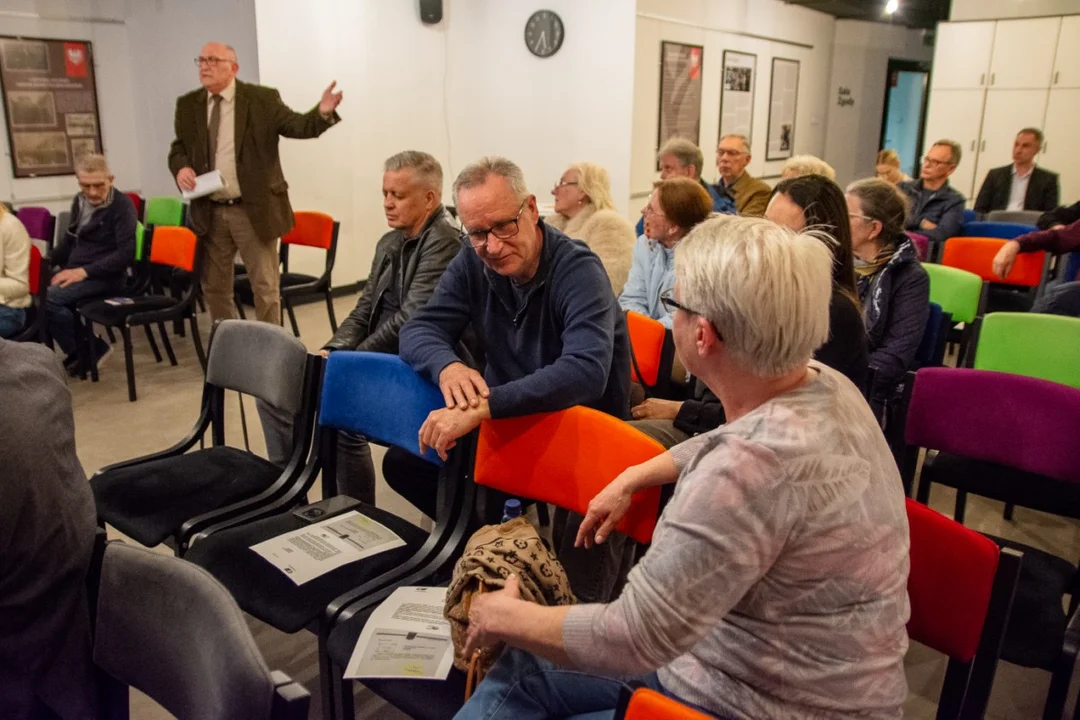 Stylowe latarnie zniknęły z centrum Jarocina. Na zebraniu mieszkańcy pytali, co się z nimi stanie