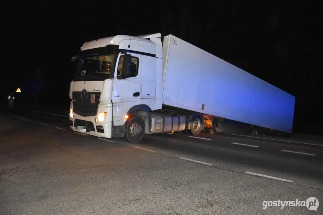 Samochód ciężarowy zablokował drogę DW434 z Gostynia do Poznania