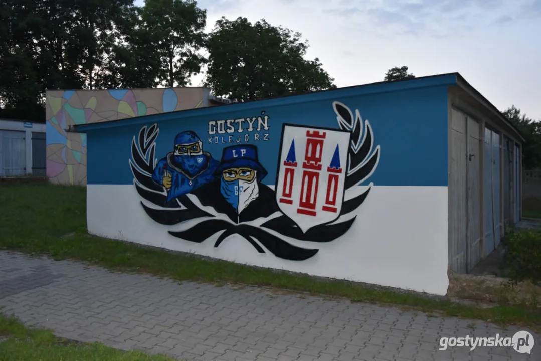 Kolejne grafy gostyńskich fanatyków „Kolejorza”. Murale ozdobiły garaże, a tym samym plac zabaw dla dzieci