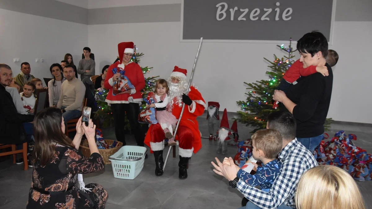 Święty Mikołaj w Brzeziu. Dzieci dostały duże prezenty - Zdjęcie główne