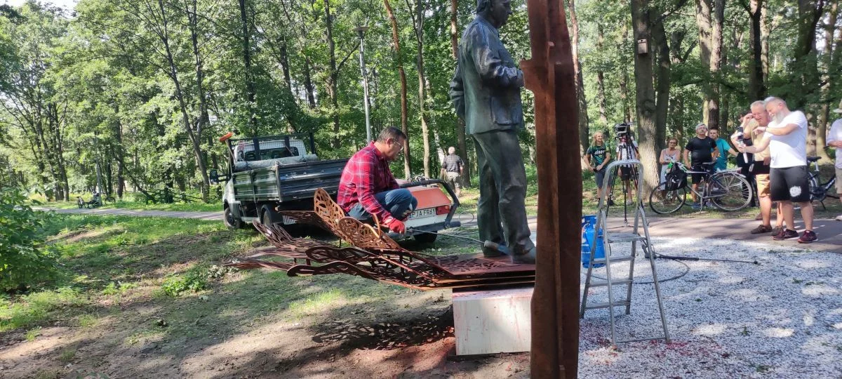 Burmistrz czyści pomnik Jana Szyszko. Opozycja chce jego przeniesienia [WIDEO] - Zdjęcie główne