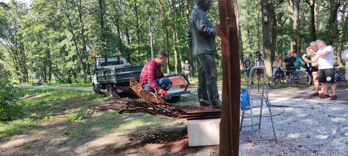 Burmistrz osobiście wyczyścił pomnik prof. Jana Szyszko [ZDJĘCIA, WIDEO] - Zdjęcie główne