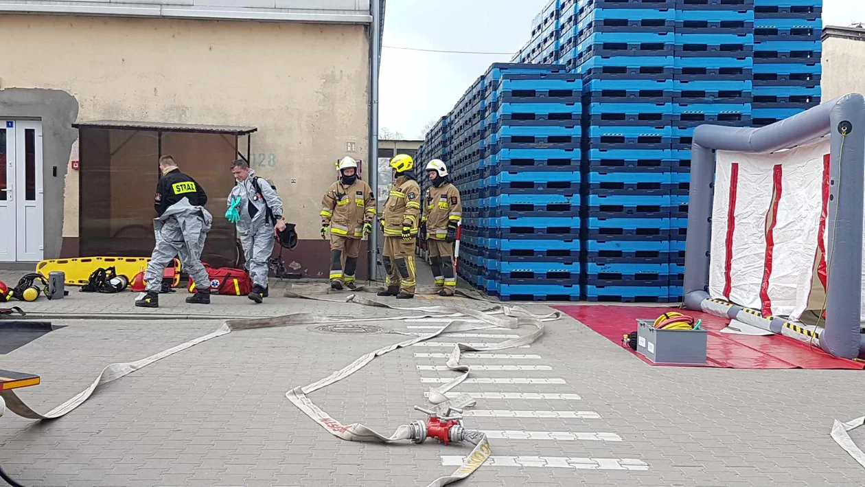 Ćwiczenia zastępów JRG oraz strażaków ochotników w zakładzie przetwórstwa spożywczego Pudliszkach