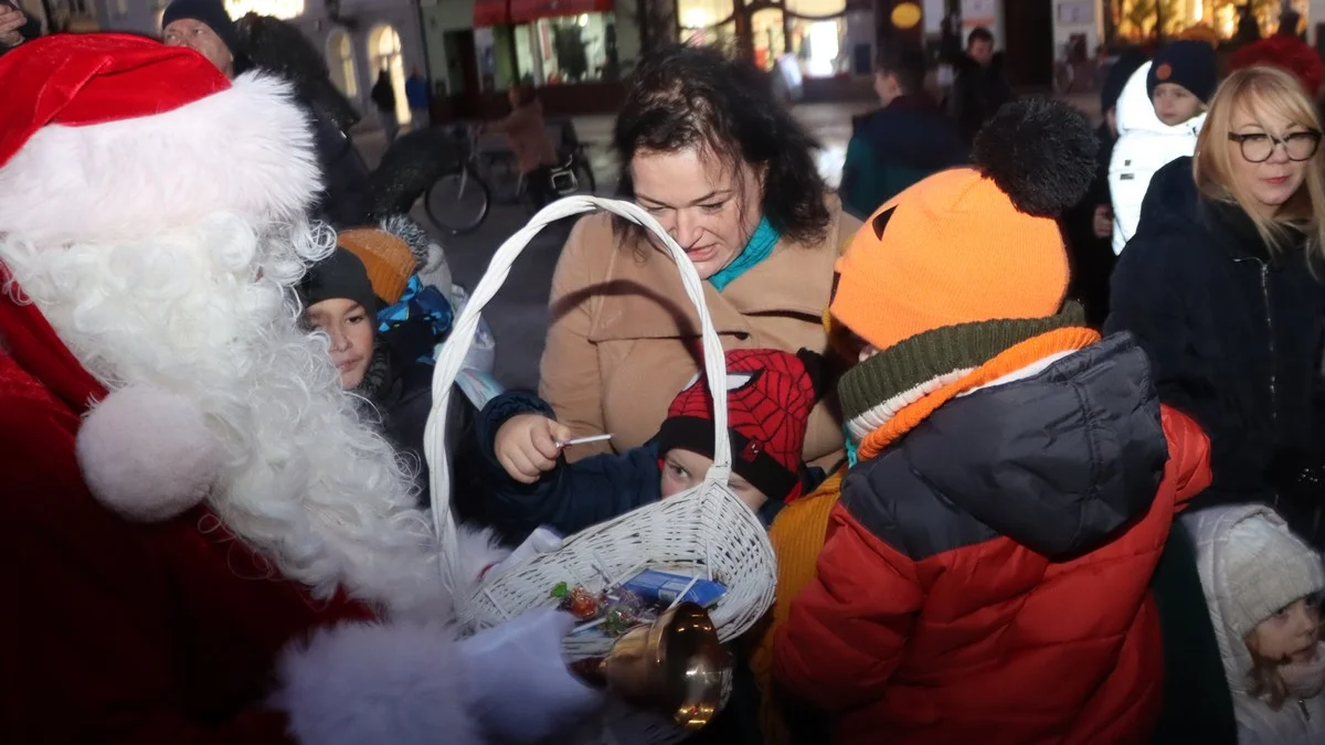 Akcja "Wyczaruj święta". Spotkanie z Gwiazdorem na rawickim rynku [ZDJĘCIA] - Zdjęcie główne