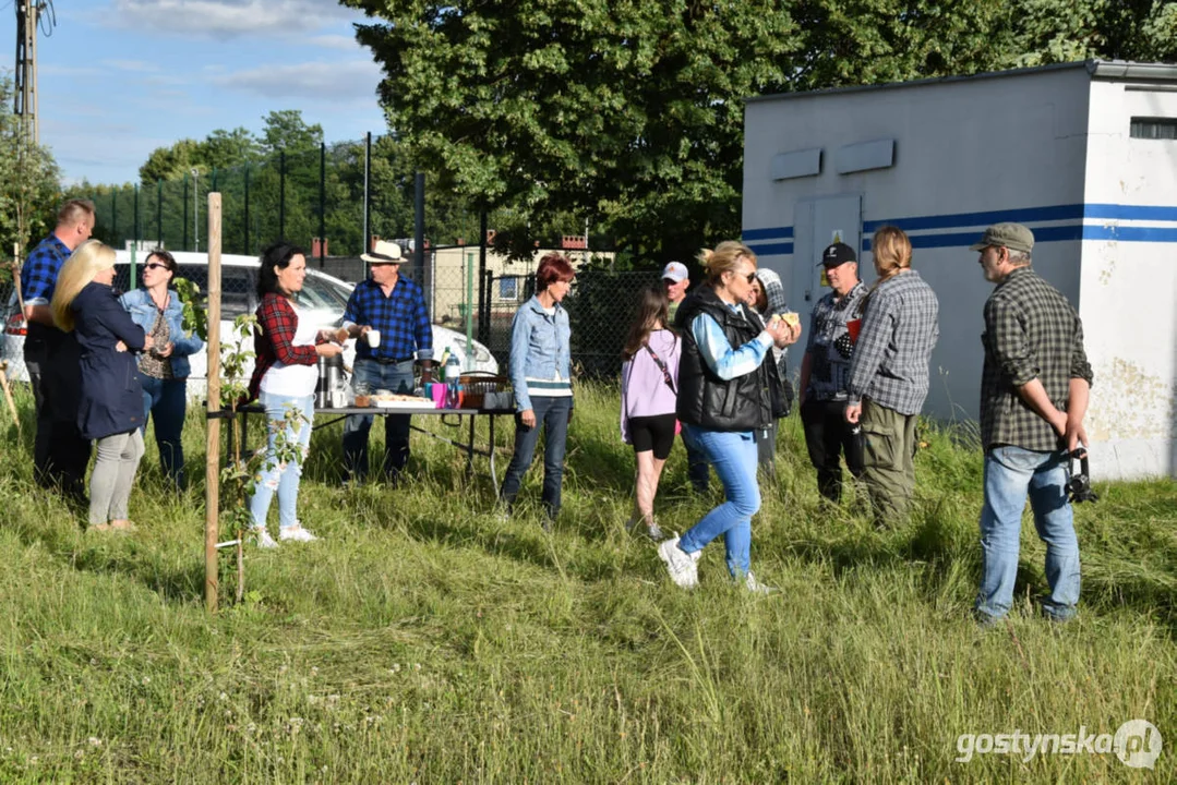 Weszli z kosami do  ogólnodostępnego sadu w Borku Wkp.