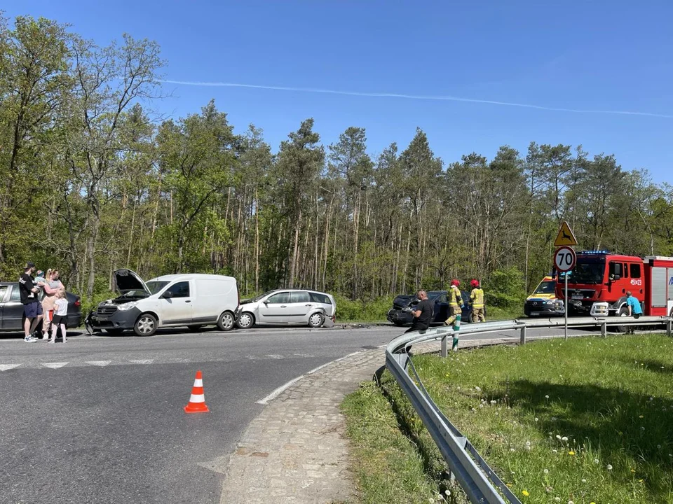 Zderzenie czterech aut w Jarocinie. DK 12 zablokowana - Zdjęcie główne