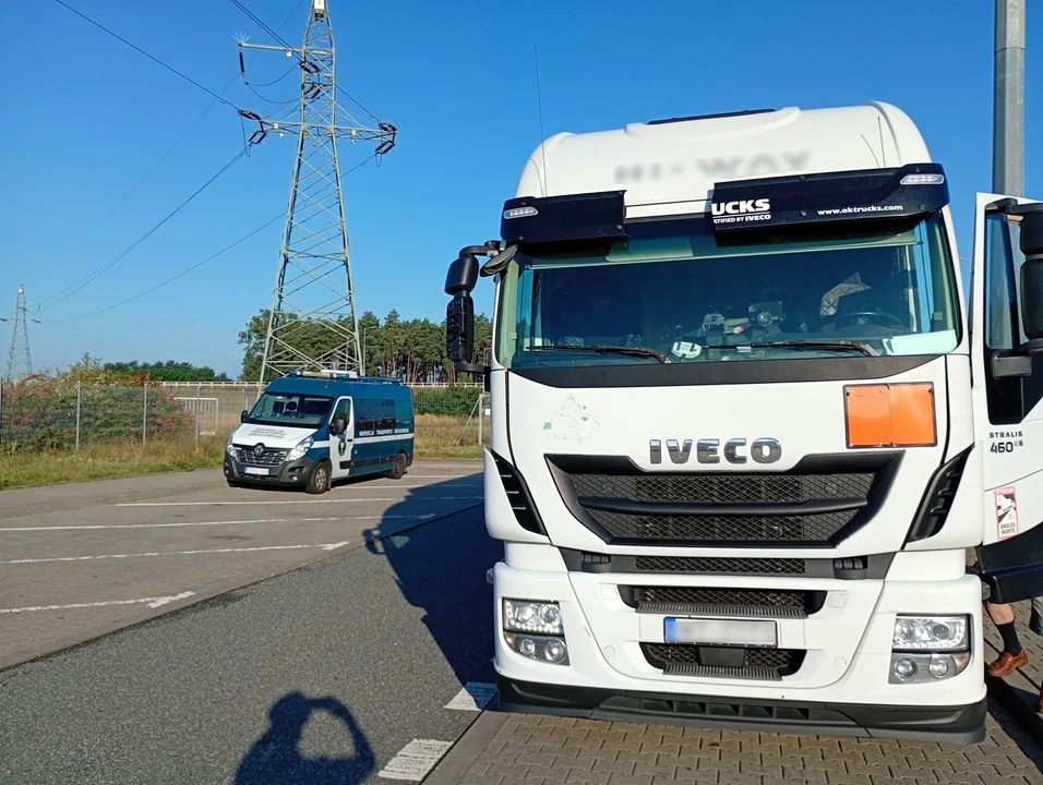 Jechał autostradą z niebezpiecznym ładunkiem. We krwi miał ponad promil alkoholu
