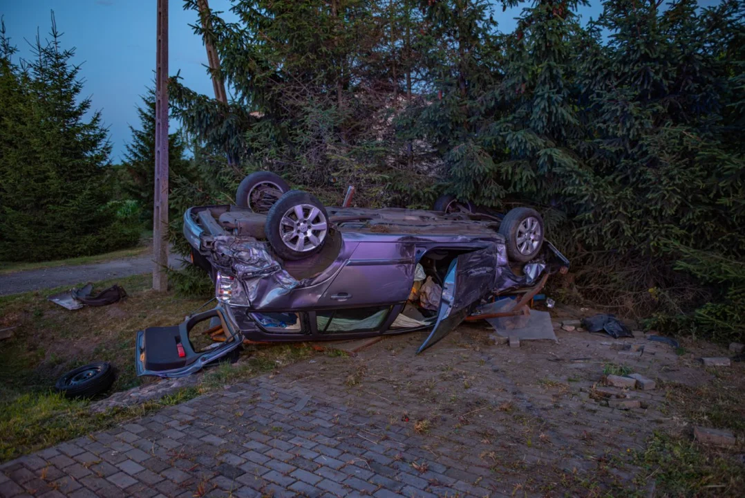 Zderzenie ciężarowego mercedesa z osobówką na DK 12 w Łobzie