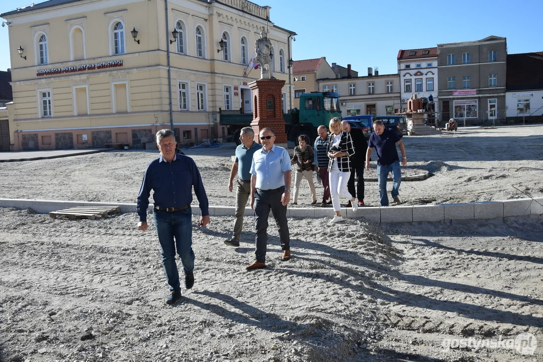 Spotkanie burmistrza Łukasz Kubiaka z przedsiębiorcami handlującymi na rynku w Krobi