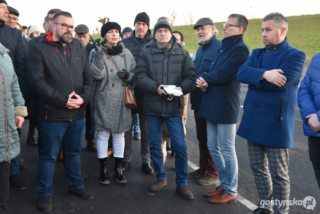 Otwarcie nowej drogi w Gostyniu - spacer samorządowców i mieszkańców