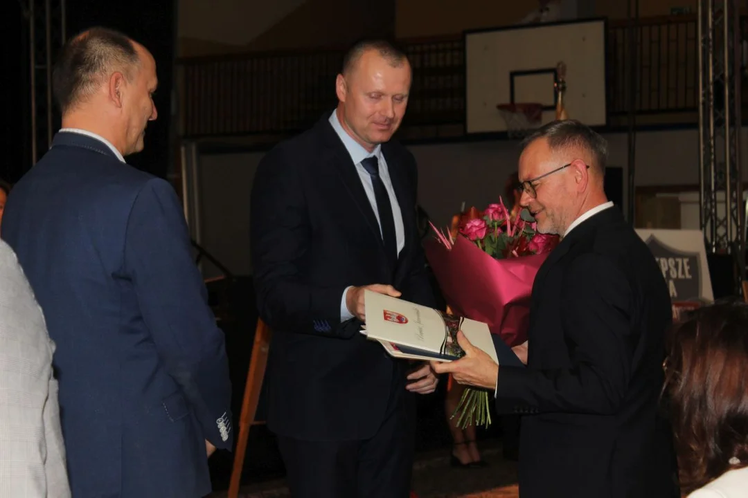 Dyrektor Marek Tyrakowski odebrał w czasie uroczystości rocznicowej wiele życzeń i gratulacji