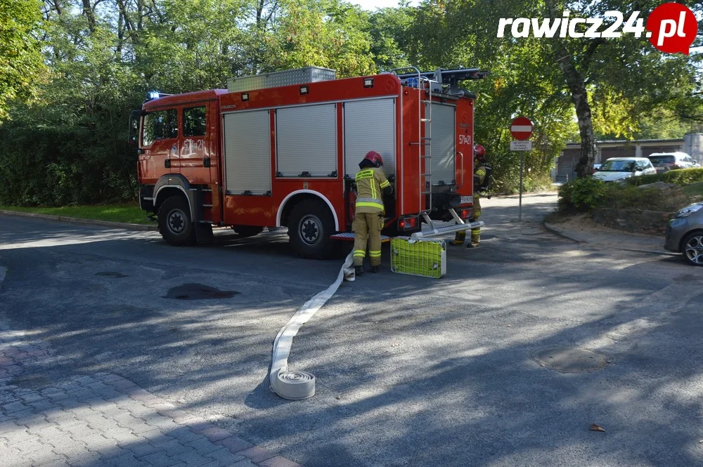 Ćwiczenia strażaków w szpitalu w Rawiczu