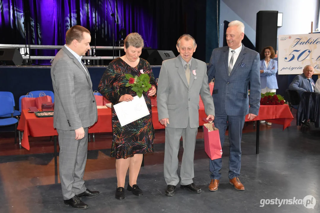 Jubileusze małżeńskie w gminie Gostyń. Blisko 60 par otrzymało pamiątkowe medale