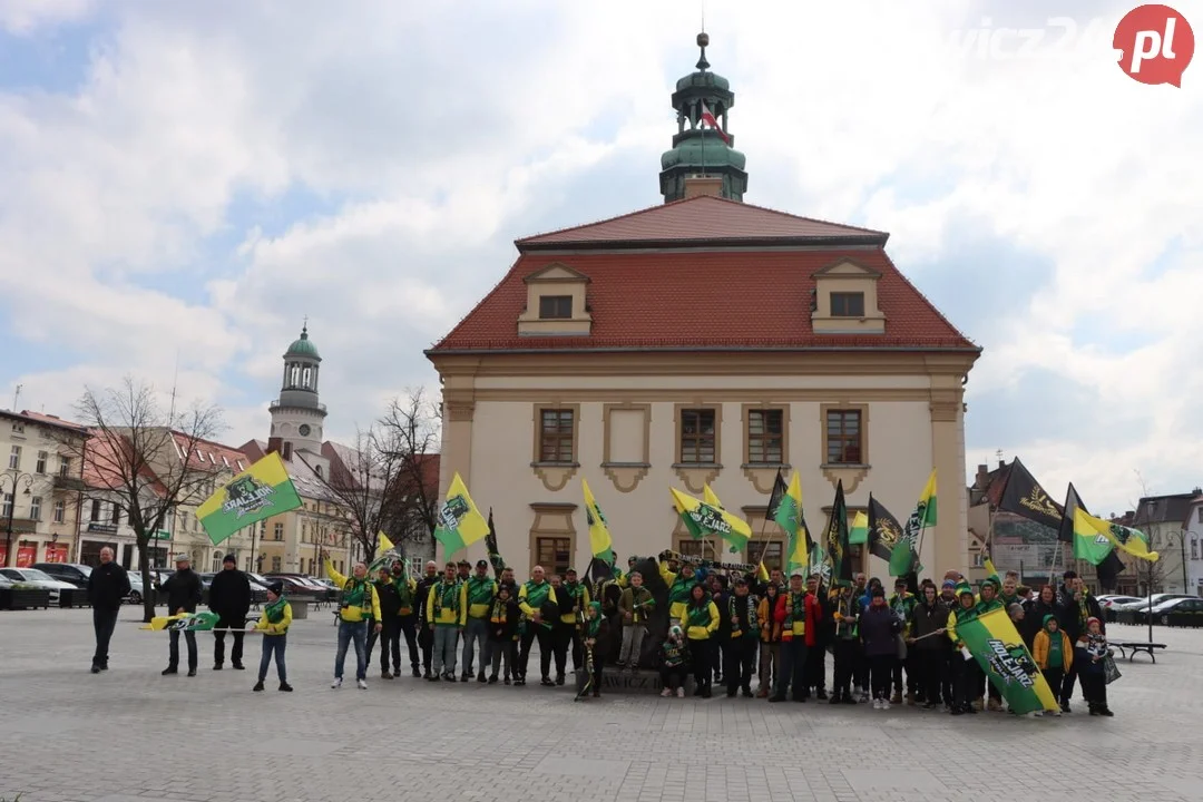 Kibice Kolejarza przeszli ulicami miasta.