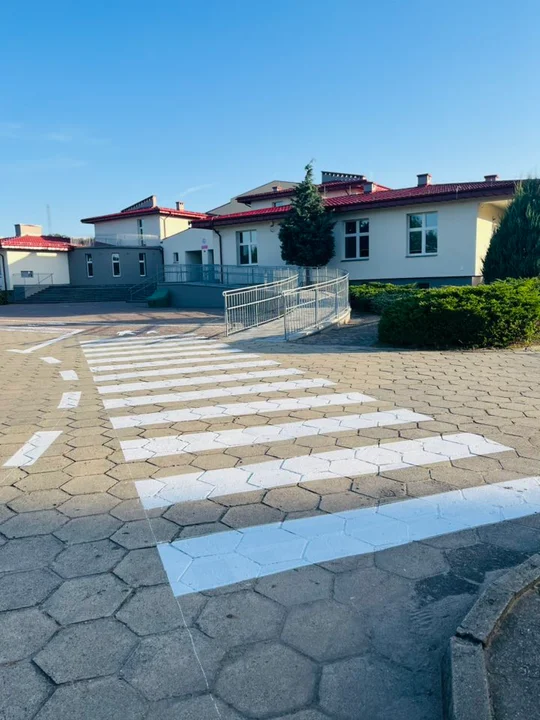 Strefa "Kiss & Ride" przed szkołą podstawową w Piaskach