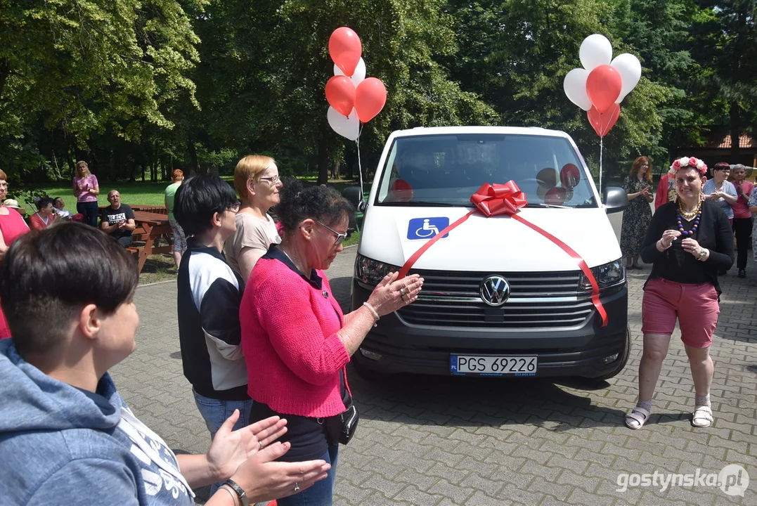 Przekazanie nowego samochodu dla DPS Chwałkowo