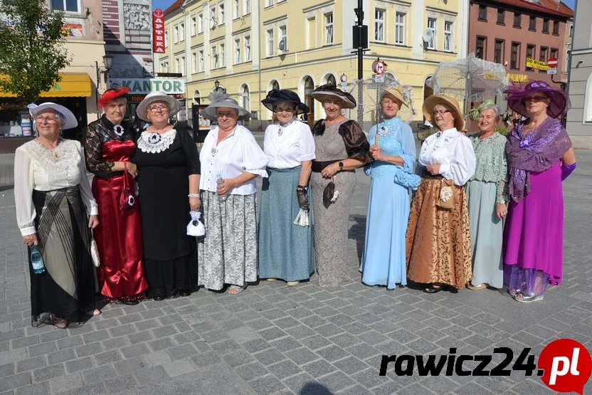 Eleganckie panie w strojach z XIX wieku spacerowały po rawickim rynku (ZDJĘCIA) - Zdjęcie główne