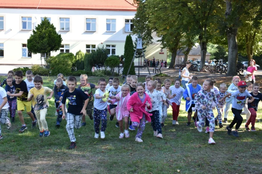 Bieg w piżamach w szkole w Kwileniu