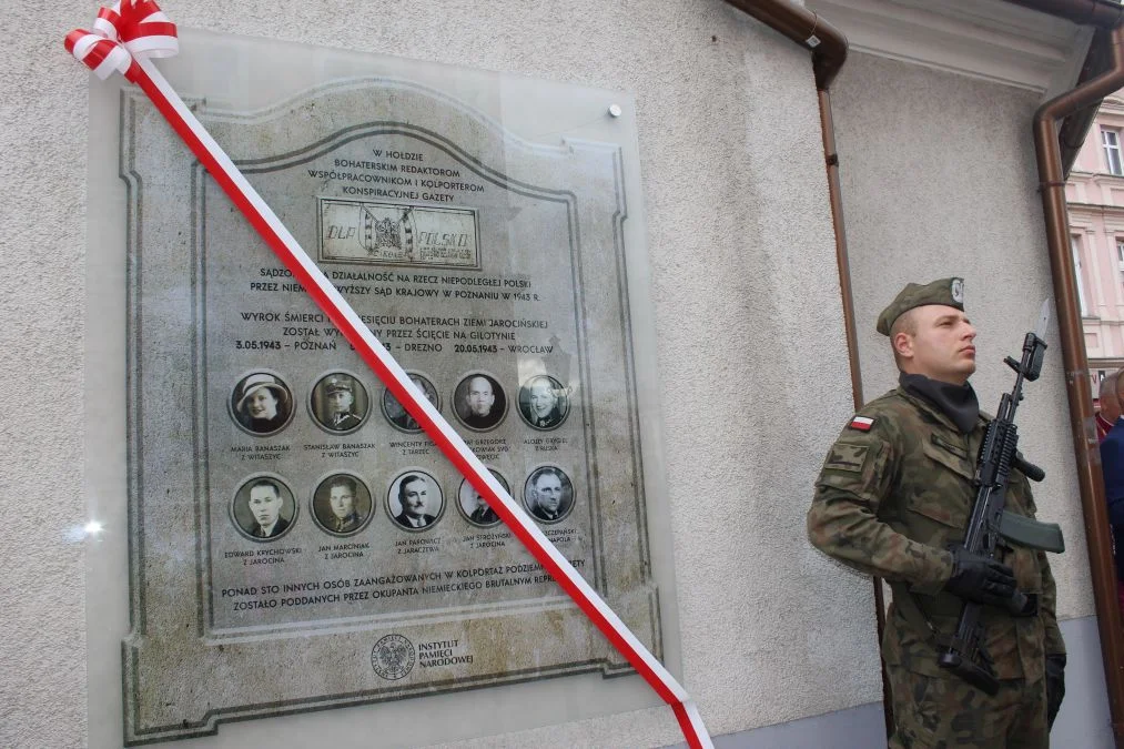 Jarocin. Odsłonięcie tablicy poświęconej kolporterom gazety konspiracyjnej "Dla Ciebie, Polsko" i koncert patriotyczny w JOK-u